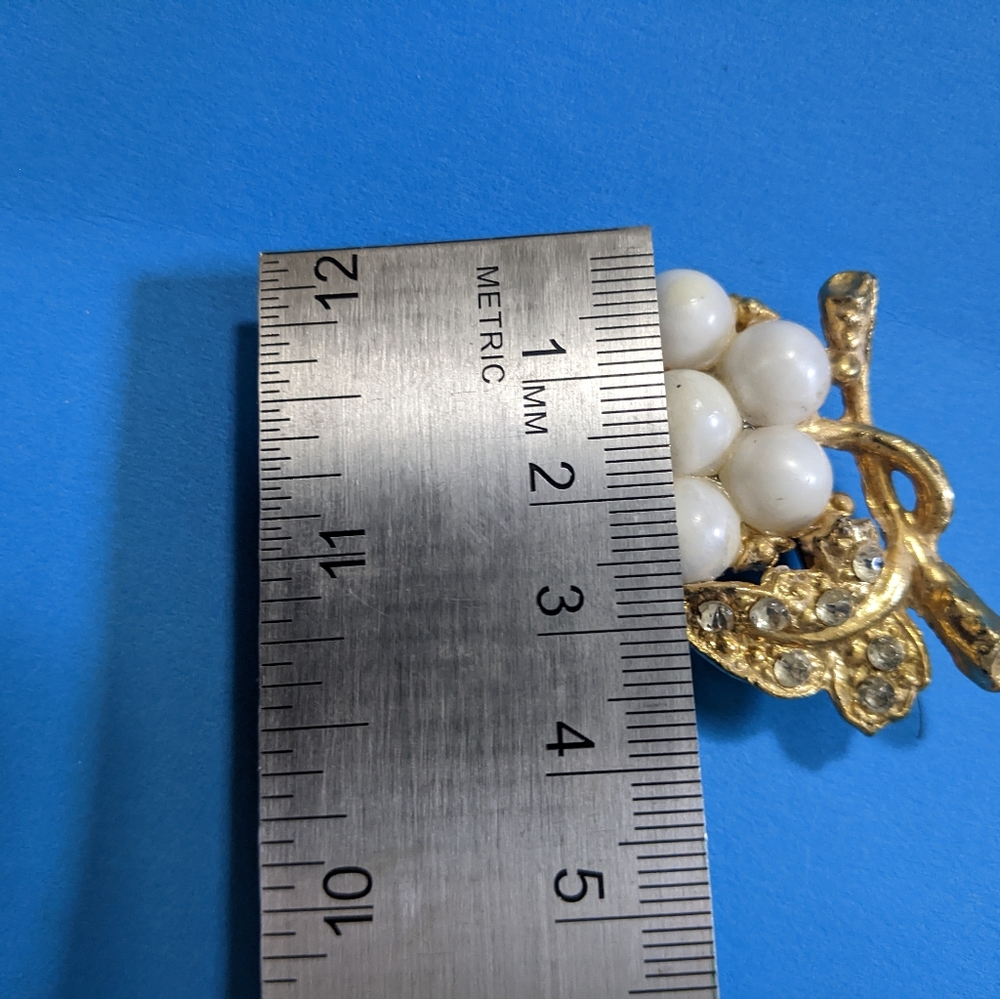 Vintage broche grapes metallic gold tone and pearl tone - Picture 12 of 16